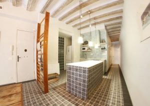 Visitamos en Barcelona un piso moderno con reminiscencias del pasado