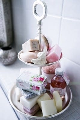 bandeja de dulcen en el baño